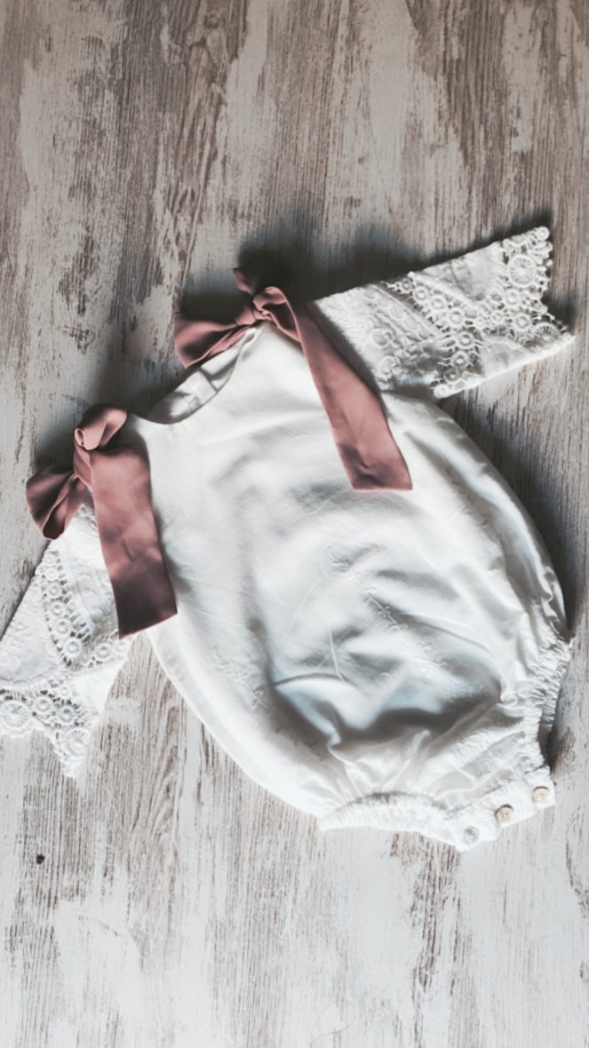 Pelele con mangas bordado unisex