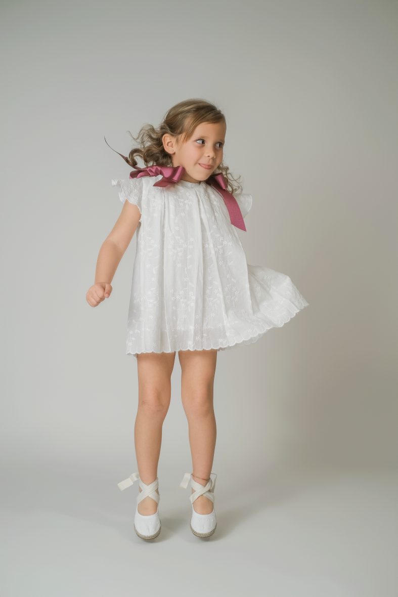 Vestido blanco bordado tablas lazos buganvilla