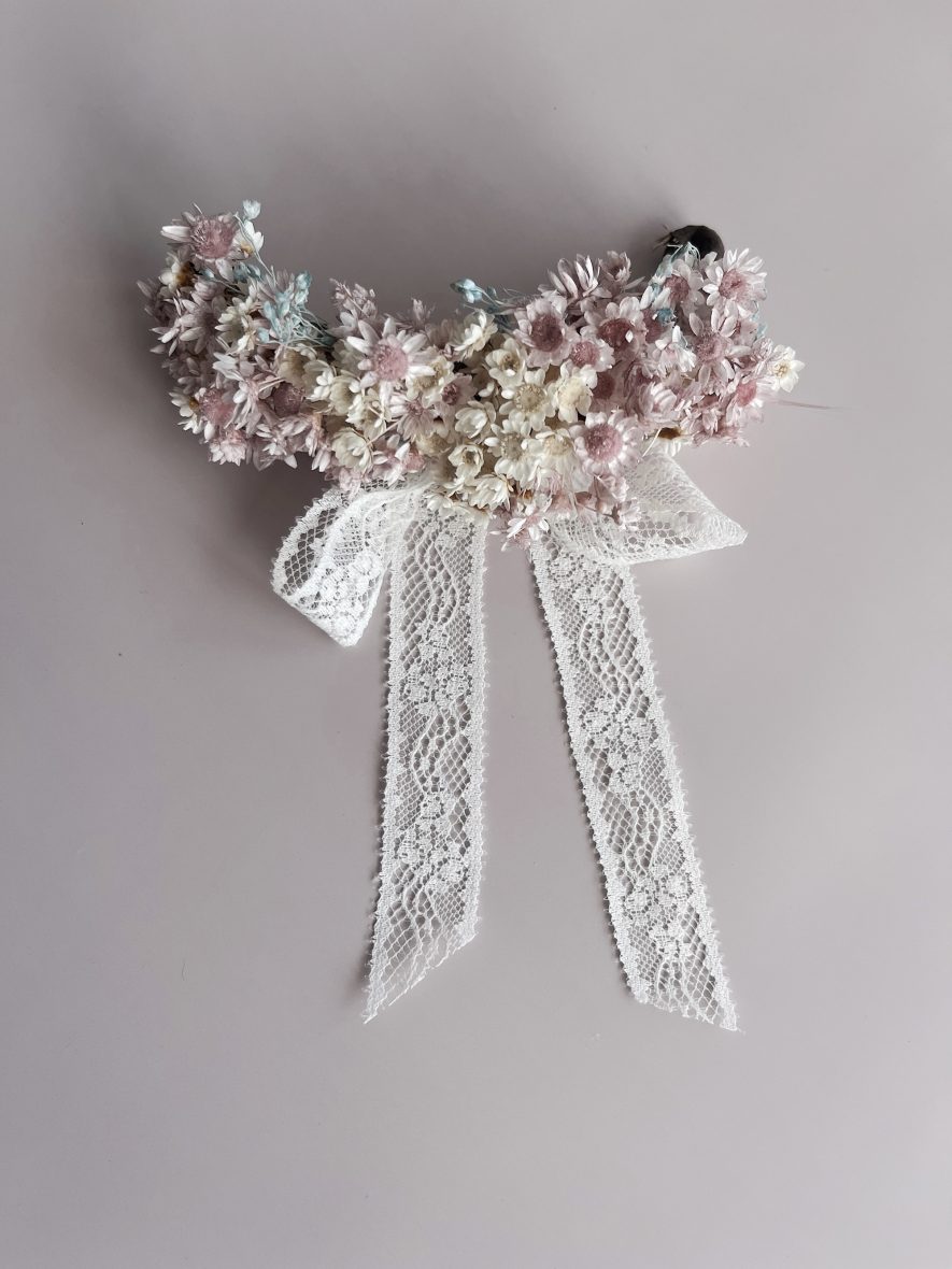 Tocado flores rosa y verde empolvado