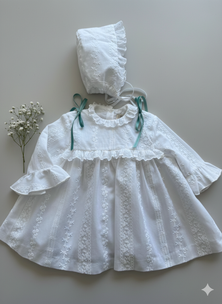 Jesusito o vestido bordado con cenfa de flores blancas